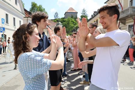 Kamnik danes v znamenju maturantske četvorke, v kateri je zaplesalo preko 200 maturantk in maturantov (72)